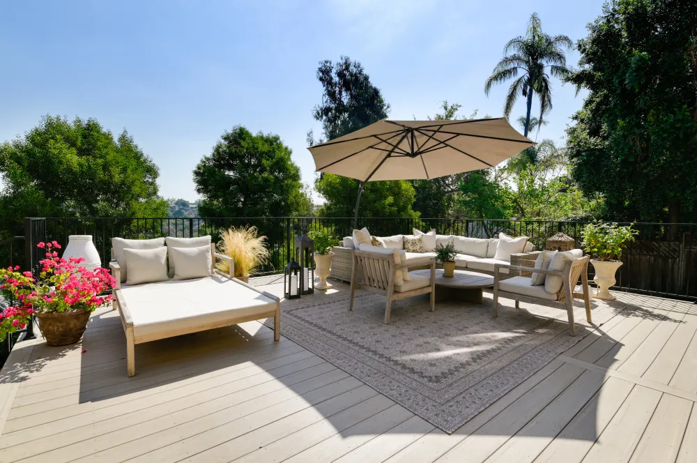 Constance Drive deck photo 4